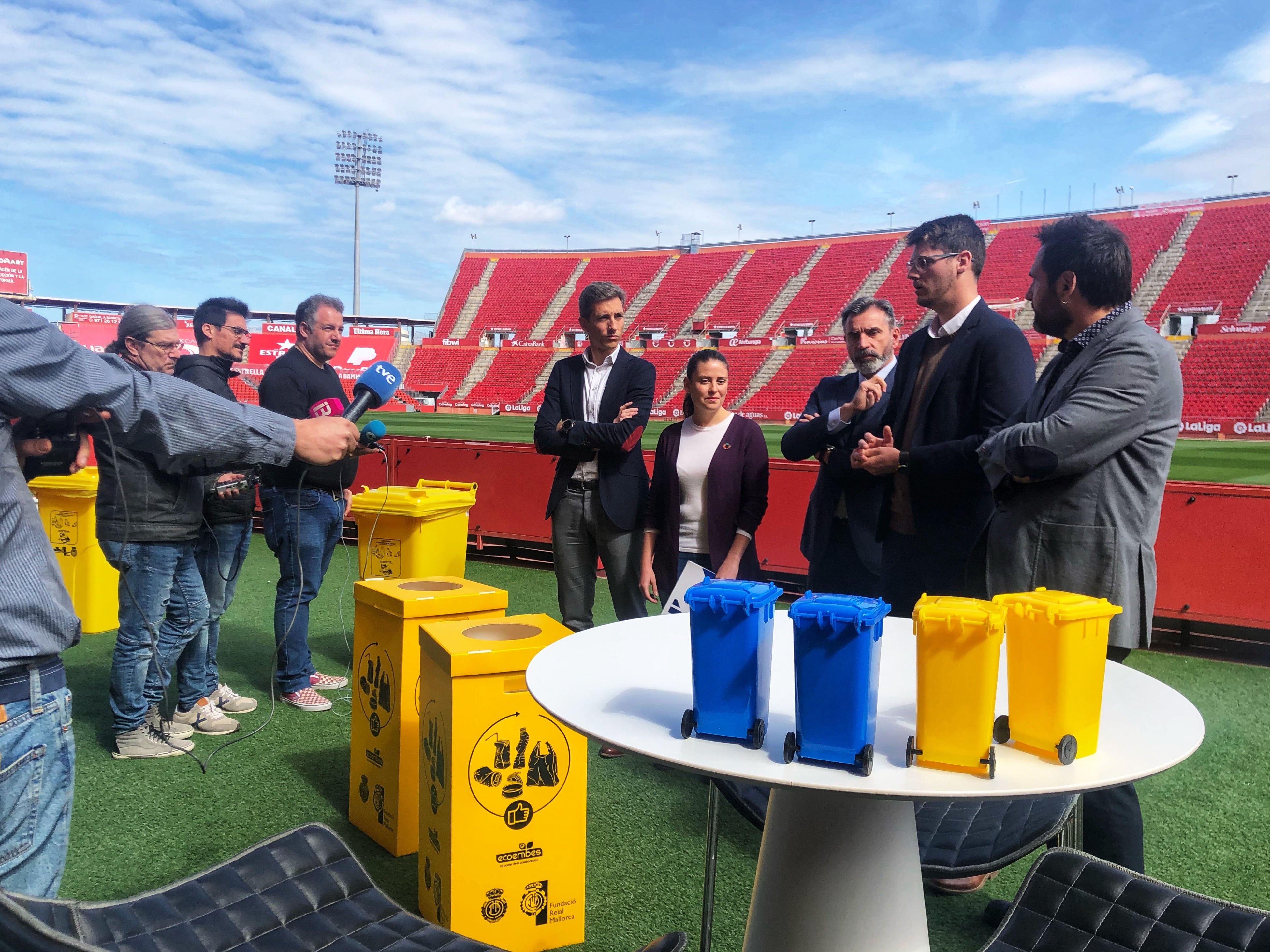 Presentación en Son Moix, el estadio del RCD Mallorca, del proyecto de recogida selectiva de residuos, que incluyó talleres formativos al personal del club. /ECOEMBES