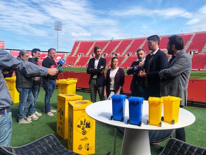 Presentación en Son Moix, el estadio del RCD Mallorca, del proyecto de recogida selectiva de residuos, que incluyó talleres formativos al personal del club. /ECOEMBES