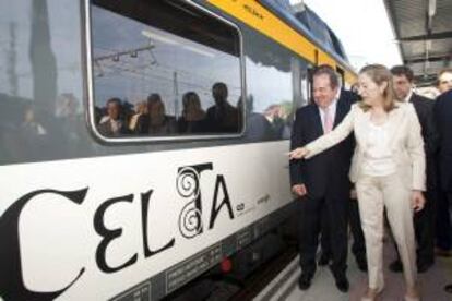 La ministra española de Fomento, Ana Pastor (d), junto al ministro portugués de Economía y Empleo, Álvaro Santos Pereira (i), durante la inauguración hoy del nuevo servicio ferroviario entre la ciudad española de Vigo y la portuguesa de Oporto, a su salida de la estación viguesa.