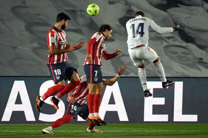 Casemiro remata y marca ante el Atlético de Madrid este sábado en Valdebebas.