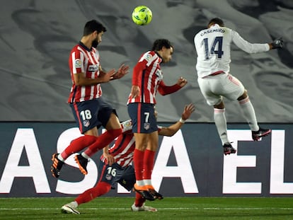 Casemiro remata y marca ante el Atlético de Madrid este sábado en Valdebebas.