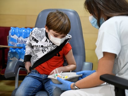Una enfermera ofrece caramelos a un niño tras administrarle la vacuna contra la covid el pasado jueves en Madrid.