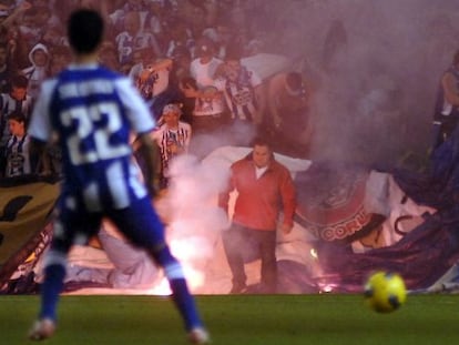 Bengalas en una grada de Riazor en un Deportivo-Celta.