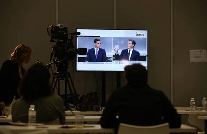 El debate electoral para las elecciones del 10N visto en pantalla desde la sala de prensa. 