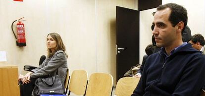 El exdirectivo de Invercaria y la Zona Franca de Cádiz, Cristóbal Cantos, junto a Laura Gómiz, en el juicio que les enfrentó en 2012.