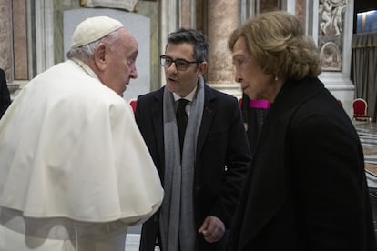 Francisco saludaba a la reina Sofía y al ministro de la Presidencia, Félix Bolaños.
