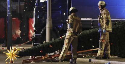 Bomberos junto al mercado navideño de Berlín que sufrió un atentado islamista el pasado 19 diciembre, dejando 12 muertos.