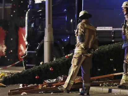 Bomberos junto al mercado navideño de Berlín que sufrió un atentado islamista el pasado 19 diciembre, dejando 12 muertos.