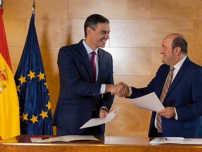 Pedro Sánchez y Andoni Ortuzar, tras firmar el viernes su acuerdo en el Congreso.