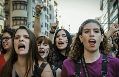 El 8 de marzo de 2017 miles de mujeres salieron en Valencia y en otras capitales valencianas para exigir una acción decidida contra la violencia de género. "Ens volem vives' [Os queremos vivas]" corearon miles de mujeres y hombres en la manifestación convocada con motivo del Día Internacional de la Mujer, en la que se demandó la "igualdad real" entre mujeres y hombres. En la imagen, jóvenes durante la marcha de Valencia.