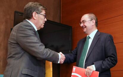 Arturo Aliaga, líder del PAR (izquierda), y Javier Lambán, presidente de Aragón en funciones, tras la firma de su acuerdo.