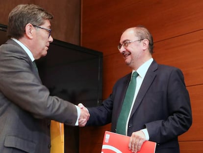 Arturo Aliaga, líder del PAR (izquierda), y Javier Lambán, presidente de Aragón en funciones, tras la firma de su acuerdo.