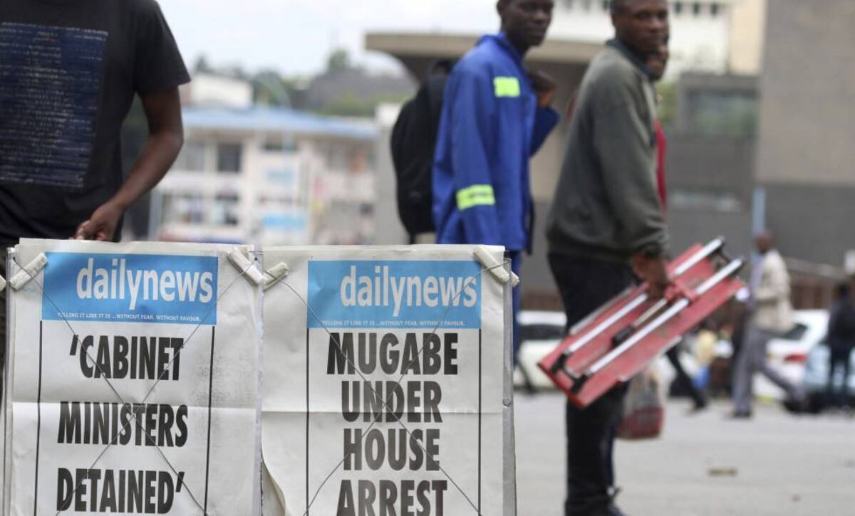 Los militares de Zimbabue negocian con Mugabe su futuro | Internacional ...