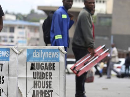 Jornais do Zimbábue informam sobre a prisão de Mugabe.