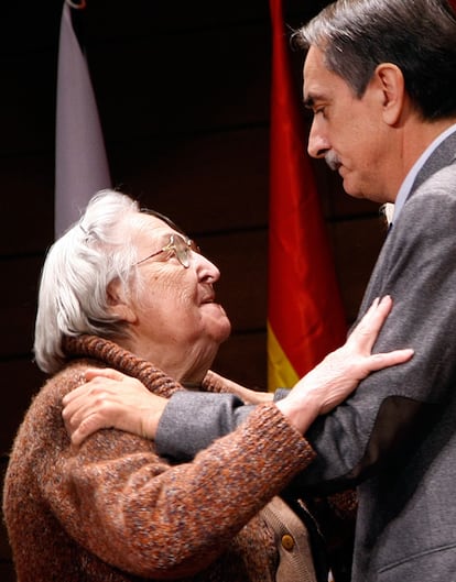 El ministro de Trabajo, Valeriano Gómez, durante la visita a la capilla ardiente de Marcelino Camacho, instalada en la sede de CCOO-Madrid, consuela a su viuda, Josefina Samper.