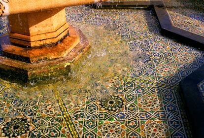 Agua, transparencia y azulejos en una fuente de Marruecos.