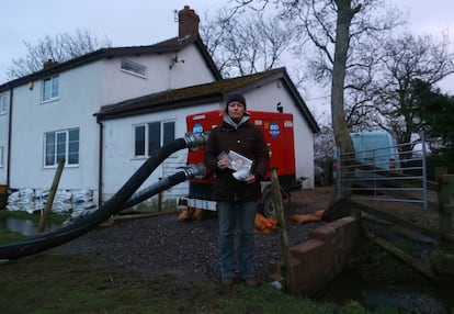 La profesora Claire Stanley posa con fotografías familiares en Moorland (Inglaterra), 14 de febrero de 2014.