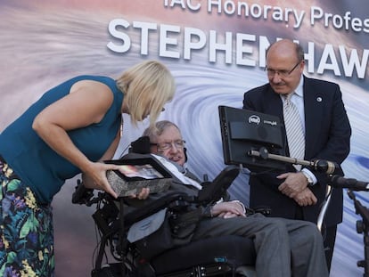 El f&iacute;sico brit&aacute;nico Stephen Hawking junto al director del Instituto de Astrof&iacute;sica de Canarias, Rafael Rebolo.