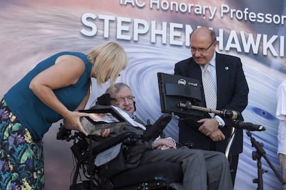 El f&iacute;sico brit&aacute;nico Stephen Hawking junto al director del Instituto de Astrof&iacute;sica de Canarias, Rafael Rebolo.