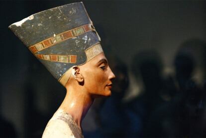 El busto de la reina egipcia Nefertiti, expuesto en su nuevo emplazamiento en el Neues Museum de Berlín (Alemania).