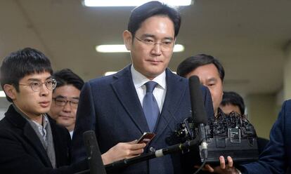 Lee Jae-yong, herdeiro da Samsung, um dia antes de sua prisão, em Seul, na quinta-feira, cercado de jornalistas.
