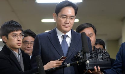 Lee Jae-yong, herdeiro da Samsung, um dia antes de sua prisão, em Seul, na quinta-feira, cercado de jornalistas.