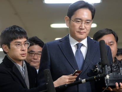 Lee Jae-yong, herdeiro da Samsung, um dia antes de sua prisão, em Seul, na quinta-feira, cercado de jornalistas.