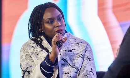 La escritora Chimamanda Ngozi Adichie, durante el foro 'Los estereotipos están para romperlos', este martes en Madrid.