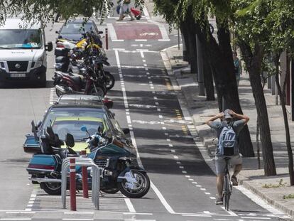 El carril bici de la calle de Camèlies de Barcelona, inaugrado durante el primer mandato de Colau.