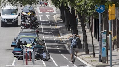El carril bici de la calle de Camèlies, uno de los últimos que se ha inaugurado en Barcelona.
