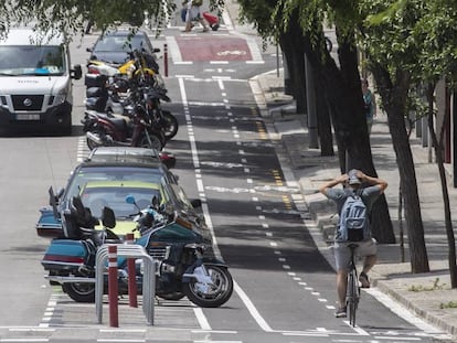 El carril bici de la calle de Camèlies, uno de los últimos que se ha inaugurado en Barcelona.