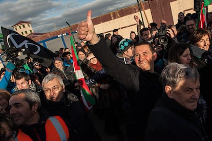 Otegi ha abandonado la prisión de Logroño pocos minutos antes de las nueve de la mañana entre aplausos y gritos de "independencia" y "presos vascos a la calle" de los asistentes. En la imagen, Otegi es recibido por una multitud.