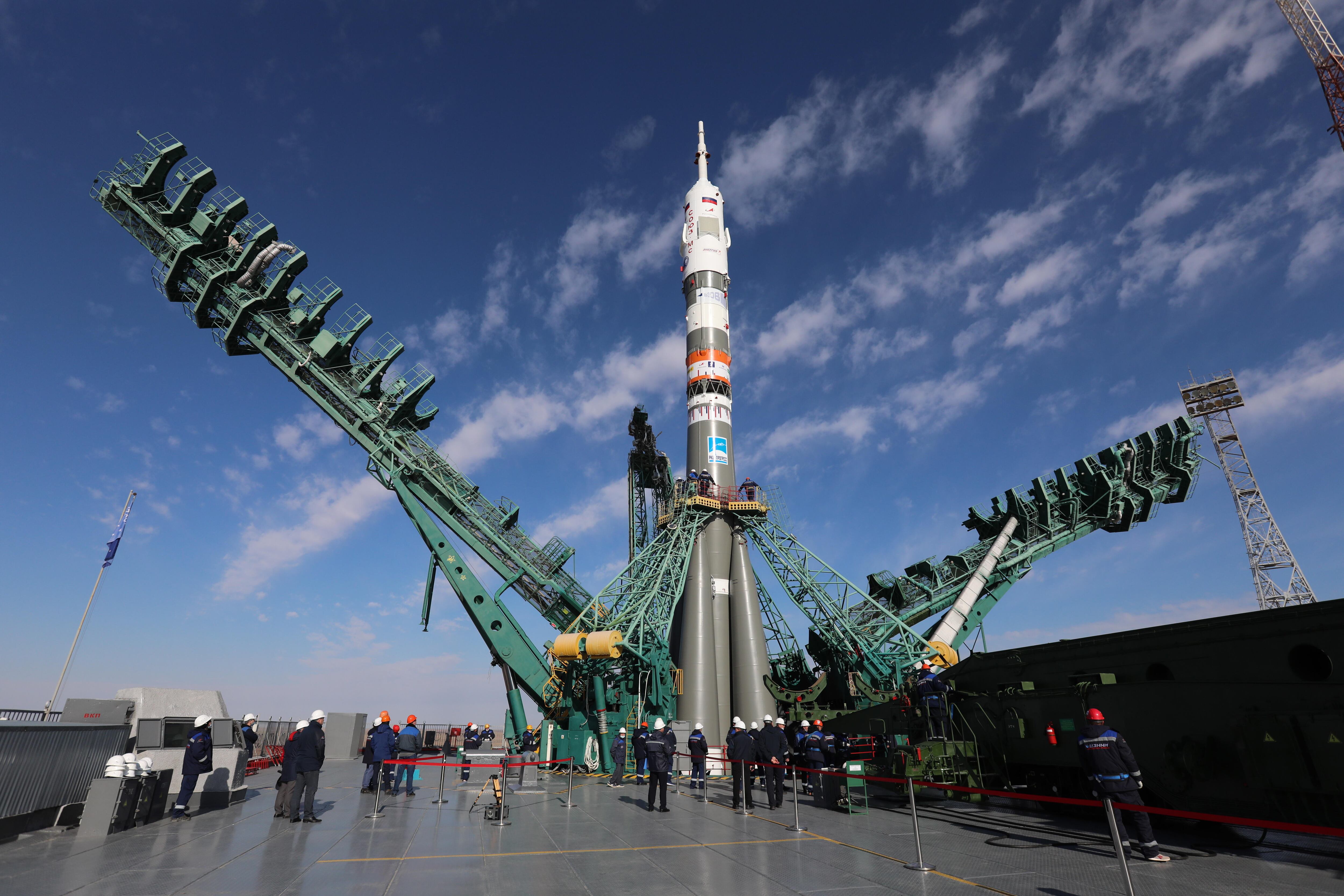 El cohete propulsor 'Soyuz-2.1a', durante la instalación de la nave 'Soyuz MS-19', en el cosmódromo de Baikonur.