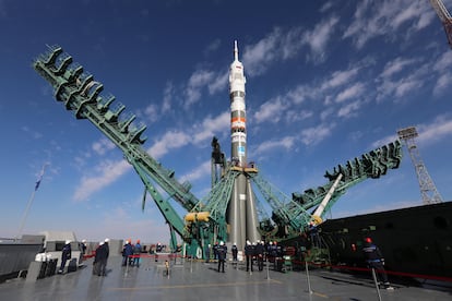 El cohete propulsor 'Soyuz-2.1a', durante la instalación de la nave 'Soyuz MS-19', en el cosmódromo de Baikonur.