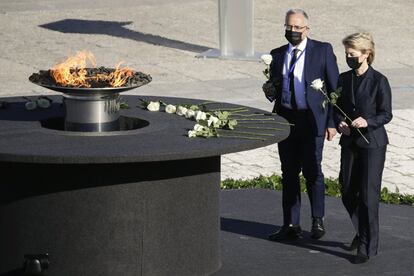 El secretario general de la OTAN, Jens Stoltenberg, junto a la presidenta de la Comisión Europea, Ursula von der Leyen, durante el tributo a las víctimas del cororanvirus en España.