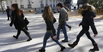 Uno de los supuestos jóvenes que agredió a los agentes, en su llegada a la Audiencia Nacional.