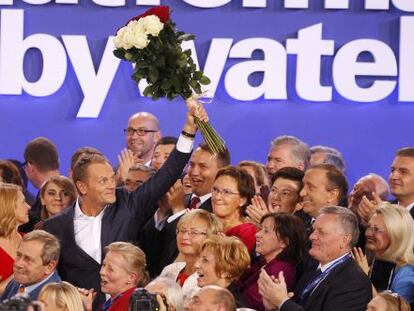 El primer ministro polaco, Donald Tusk, celebra la victoria la noche del domingo en Varsovia.