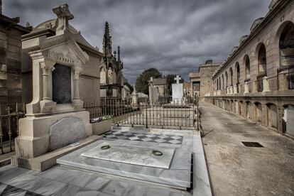 Mausoleo realizado por Francesc Mariné en 1881 en el cementerio de Poblenou que ya ha sido vendido una vez restaurado por los arquitectos Antoni Vilanova y Eduard Simó con ayuda de la empresa Patrimoni 2.0. La estela funeraria está construida en piedra de Girona. Está ornamentada, simétricamente por dos columnas a los lados y un frontón clásico rematado con una cruz latina.