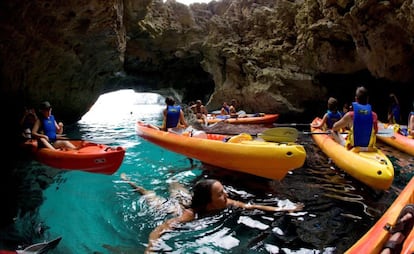 Un paseo en kayak por las aguas de Formentera.