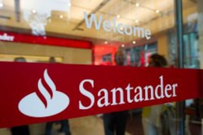 Escaparate de una oficina de Banco Santander.