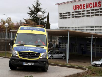 Una ambulancia sale del hospital de Soria la semana pasada.
