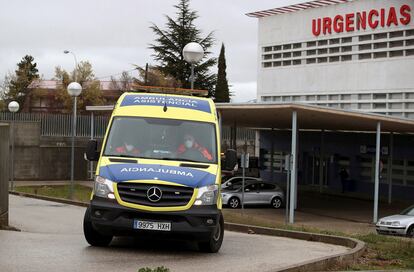 Una ambulancia sale del hospital de Soria la semana pasada.