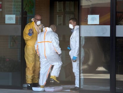 Miembros de la UME trabajan en labores de desinfección en una residencia de ancianos en Madrid, en 2020.