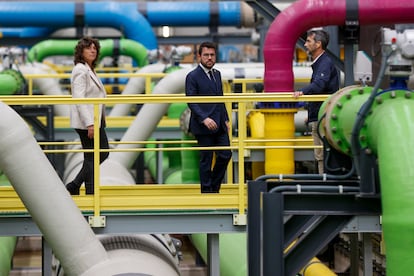 El presidente de la Generalitat, Pere Aragonès (c) y la 'consellera' de Acción Climática, Agricultura y Alimentación, Teresa Jordà (i), en la desalinizadora de El Prat de Llobregat en abril pasado.