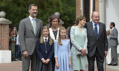 Sofía recibió el 18 de mayo de 2017 su primera comunión en una ceremonia de carácter privado y sencillo. La infanta, segunda en la línea de sucesión a la Corona española, recibió el sacramento junto al resto de sus compañeros de clase de Cuarto de Primaria del colegio privado Nuestra Señora de los Rosales. Para la ocasión, y por deseo del centro escolar, la Familia Real se convirtió en una invitada más y junto a Sofía solo estuvieron sus padres, su hermana, sus abuelos y su bisabuela, además de su padrino Konstantin de Bulgaria. Al igual que hizo su hermana mayor, recibió el sacramento vestida con el uniforme del centro educativo: falda gris, camisa blanca, una corbata azul con rayas doradas y una chaqueta tipo ‘blazer’ azul marino con el escudo del centro bordado. “Estoy tranquila”, dijo en esa ocasión. Aunque a su lado, la Princesa de Asturias respondía a la pregunta sobre los nervios de su hermana asistiendo con la cabeza. Durante la ceremonia religiosa, Sofía leyó un extracto de uno de los salmos y, tras la misa, la Familia Real se reunió en un almuerzo en el palacio de La Zarzuela.