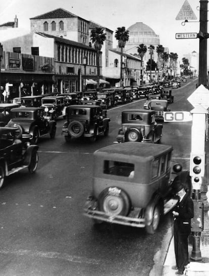 Avenida Western de Los Ángeles, en 1931. En este tipo de calles se desarrollan las historias del escritor estadounidense.