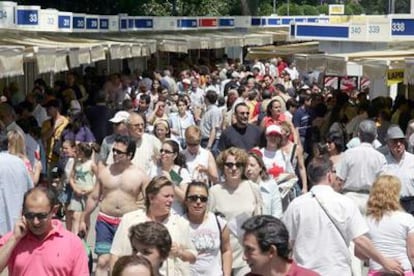 Una multitud de gente se agolpó ayer en las casetas instaladas en el Retiro madrileño.