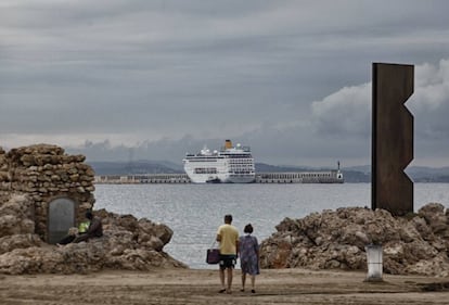 Un barco de Costa Cruceros en el puerto de Tarragona, visto desde la playa de La Pineda.