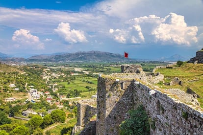 Vista de los alrededores de la ciudad albana de Shkodër, con las montañas al fondo, desde el castillo de Rozafa.