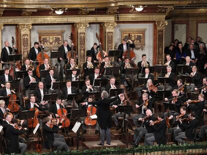 La Filarmónica de Viena bajo la dirección de Franz Welser-Möst, durante la vista previa del concierto de Año Nuevo 2023 en el Gran Salón del Wiener Musikverein.